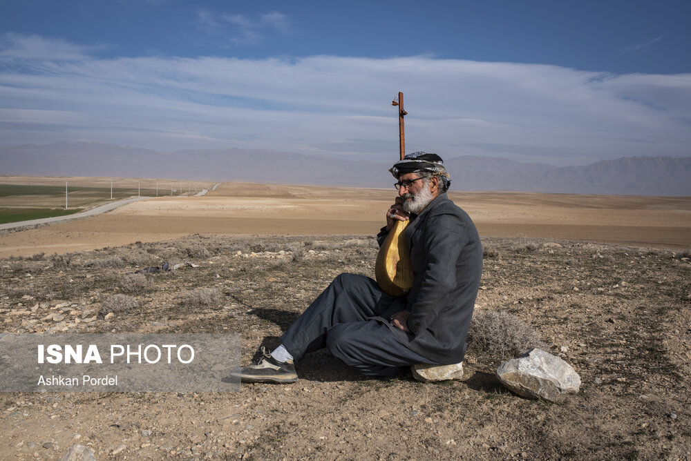 بخشی محمد علی جمالی، استاد دوتار ۶۹ ساله کرمانج زبان، اهل روستایی در اطراف شهر فاروج است.