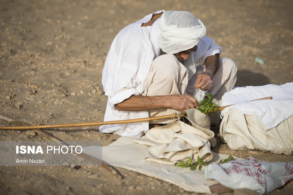 مراسم غسل تعمید کودکان مندایی در رودخانه کارون