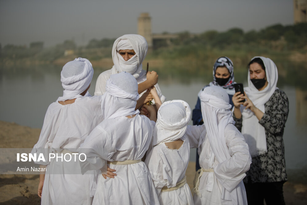 مراسم غسل تعمید کودکان مندایی در رودخانه کارون