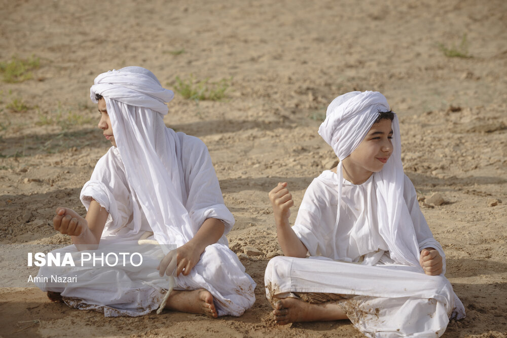 مراسم غسل تعمید کودکان مندایی در رودخانه کارون