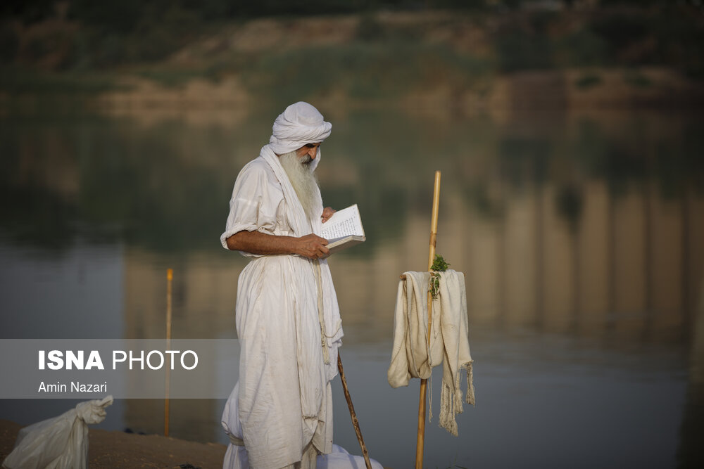 مراسم غسل تعمید کودکان مندایی در رودخانه کارون