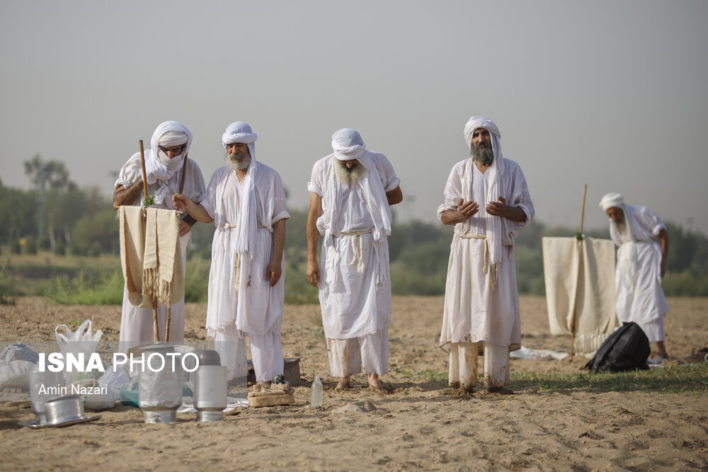 مراسم غسل تعمید کودکان مندایی در رودخانه کارون