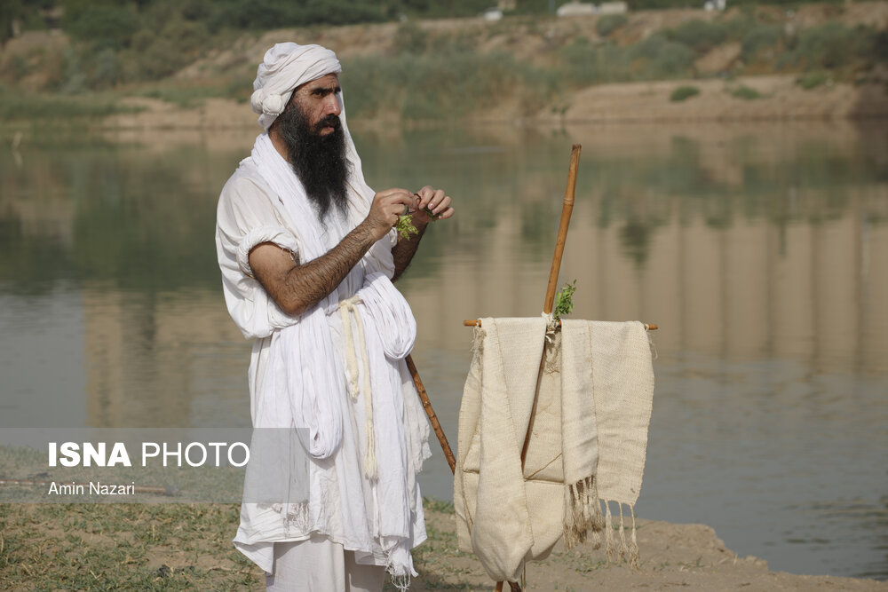 مراسم غسل تعمید کودکان مندایی در رودخانه کارون