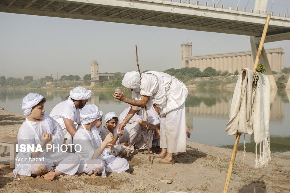 مراسم غسل تعمید کودکان مندایی در رودخانه کارون