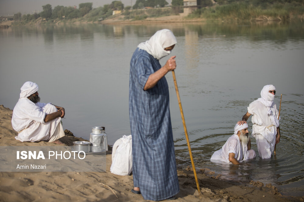 مراسم غسل تعمید کودکان مندایی در رودخانه کارون