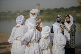 مراسم غسل تعمید کودکان مندایی در رودخانه کارون