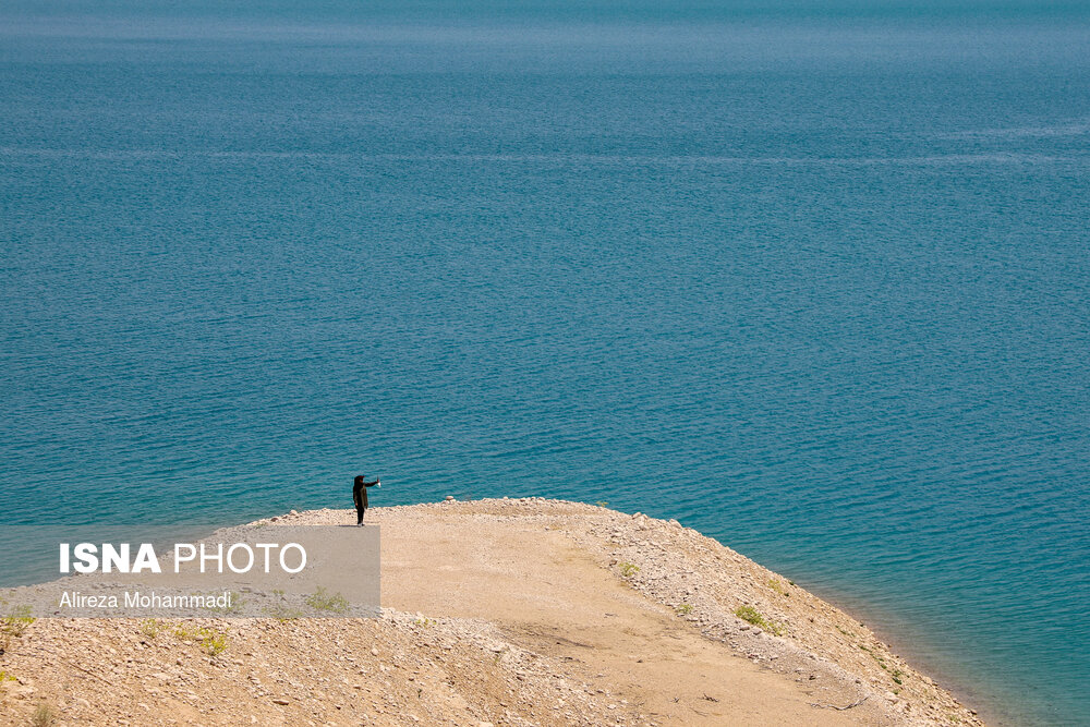 تنش آبی در خوزستان و کاهش آورد سدهای استان، علاوه بر این دو سد بزرگ، به سایر سدهای خوزستان نیز رسیده و این سدها را دچار مشکلات جدی کرده است. سد مخزنی جره در خوزستان و در ۳۵ کیلومتری شمال شرقی رامهرمز یکی از این سدها است که تنش آبی باعث شده که مخزن آن خالی‌تر از همیشه باشد.