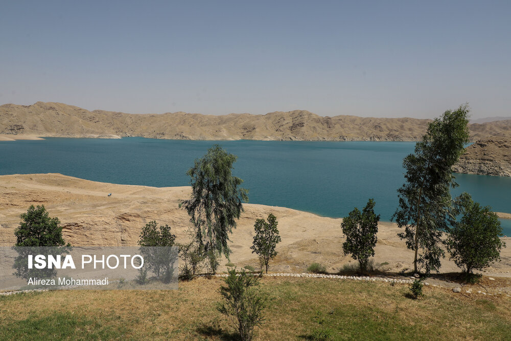 در حال حاضر میزان دبی ورودی آب به سد جره به صورت متوسط حدود ۲ متر مکعب بر ثانیه و میزان خروجی سد جره در حال حاضر حدود یک متر مکعب بر ثانیه است. وضعیت به وجود آمده در سد جره، علاوه بر شرایط دشواری که در تامین آب شرب مورد نیاز مردم پایین دست این سد به وجود آورده، زنگ خطر جدی برای تامین آب مورد نیاز کشت‌ های تابستانه کشاورزان است.