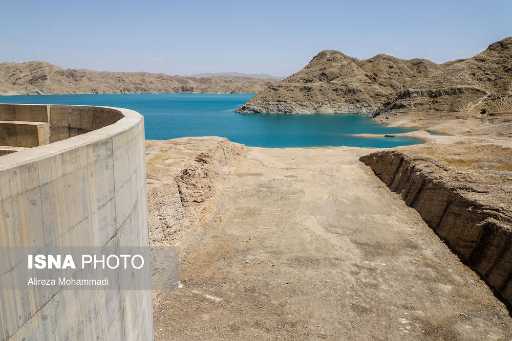 شرایط بارش برف و باران در پاییز و زمستان سال ۹۹، باعث شده میزان ورودی آب به سدهای خوزستان کمتر از شرایط نرمال باشد و مخازن سدهای مهم خوزستان خالی‌تر از همیشه به چشم بیایند و با چالش‌های جدی در تامین آب پایین دست خود مواجه شوند.