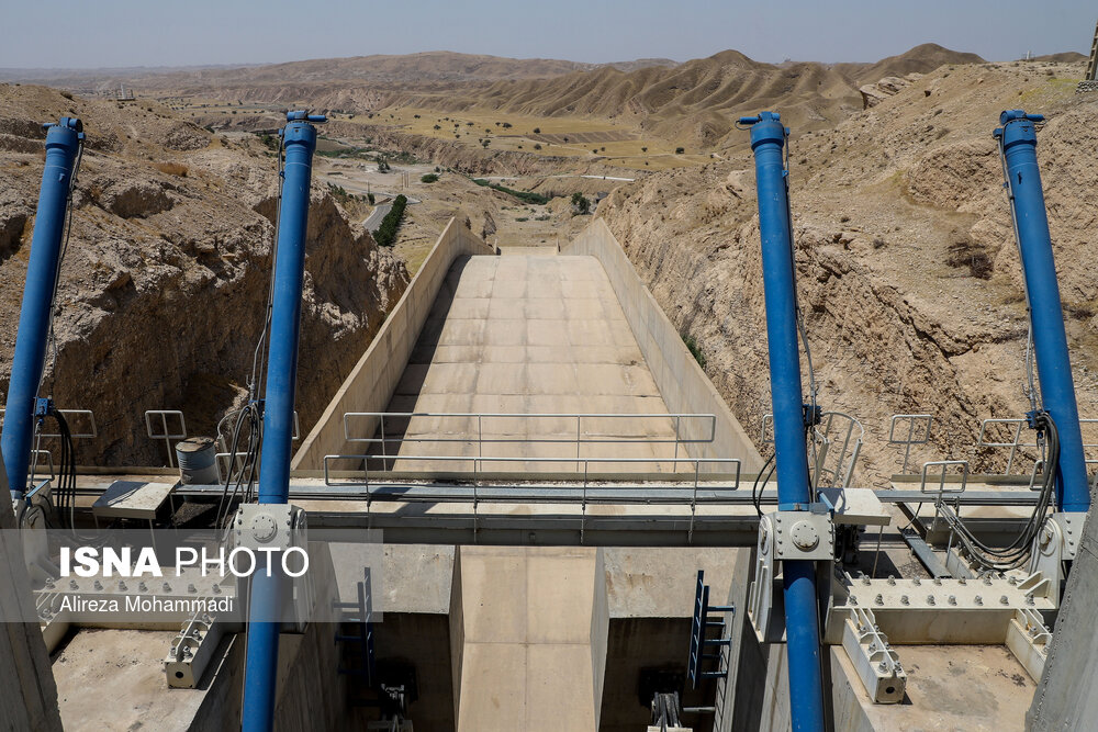 تنش آبی در خوزستان و کاهش آورد سدهای استان، علاوه بر این دو سد بزرگ، به سایر سدهای خوزستان نیز رسیده و این سدها را دچار مشکلات جدی کرده است. سد مخزنی جره در خوزستان و در ۳۵ کیلومتری شمال شرقی رامهرمز یکی از این سدها است که تنش آبی باعث شده که مخزن آن خالی‌تر از همیشه باشد.