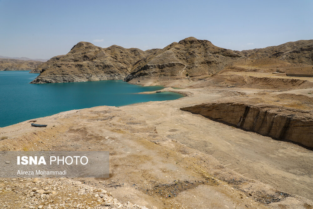 در حال حاضر میزان دبی ورودی آب به سد جره به صورت متوسط حدود ۲ متر مکعب بر ثانیه و میزان خروجی سد جره در حال حاضر حدود یک متر مکعب بر ثانیه است. وضعیت به وجود آمده در سد جره، علاوه بر شرایط دشواری که در تامین آب شرب مورد نیاز مردم پایین دست این سد به وجود آورده، زنگ خطر جدی برای تامین آب مورد نیاز کشت‌ های تابستانه کشاورزان است.