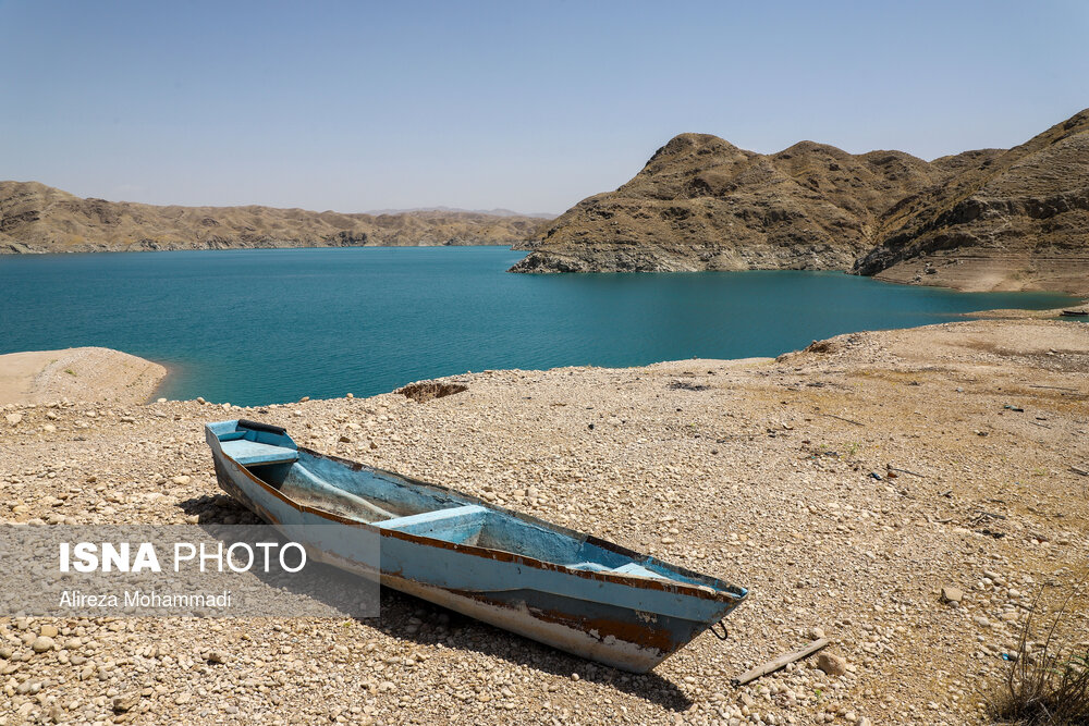 تنش آبی در خوزستان و کاهش آورد سدهای استان، علاوه بر این دو سد بزرگ، به سایر سدهای خوزستان نیز رسیده و این سدها را دچار مشکلات جدی کرده است. سد مخزنی جره در خوزستان و در ۳۵ کیلومتری شمال شرقی رامهرمز یکی از این سدها است که تنش آبی باعث شده که مخزن آن خالی‌تر از همیشه باشد.