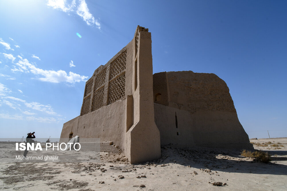 آسباد های منطقه حوضدار سیستان و بلوچستان قدمتی ۲۸۰۰ ساله دارند و از زمان ساسانیان تا اواخر دوران صوفیه به رونق اقتصادی و تامین آرد منطقه کمک می‌کردند. این آس بادهای به عنوان قدیمی ترین آس بادهای ایران و جهان شناخته می شوند که در نزدیکی شهر زابل و در مسیر بادهای ۱۲۰ روزه ساخته شده اند.