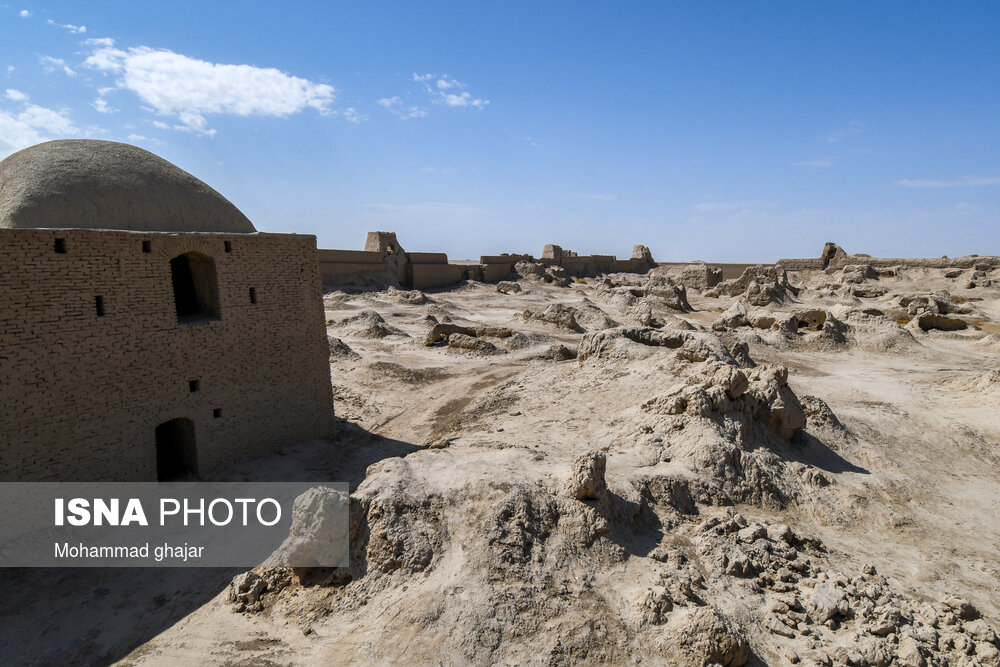 قلعه رستم در فاصله ۷۰ کیلومتری جاده اصلی زابل به زاهدان واقع شده است. این قلعه باشکوه که در منطقه حوض‌‌دار و کندرک بنا شده است مربوط به دوره سلجوقیان تا صوفیان است. اوج شکوفایی و رونق این قلعه را می‌توان به سلسله صفویان و زمان حکومت ملوک کیانی سیستانی نسبت داد. در اطراف این قلعه تاریخی چندین محوطه باستانی مربوط به دوره های پیش از اسلام کشف شده است.