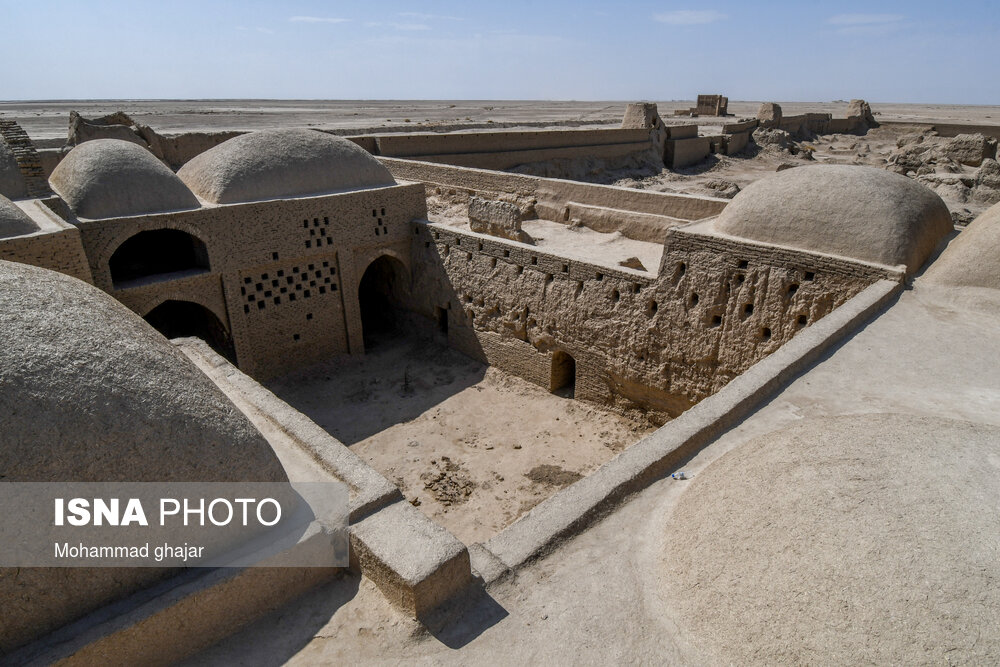 قلعه رستم در فاصله ۷۰ کیلومتری جاده اصلی زابل به زاهدان واقع شده است. این قلعه باشکوه که در منطقه حوض‌‌دار و کندرک بنا شده است مربوط به دوره سلجوقیان تا صوفیان است. اوج شکوفایی و رونق این قلعه را می‌توان به سلسله صفویان و زمان حکومت ملوک کیانی سیستانی نسبت داد. در اطراف این قلعه تاریخی چندین محوطه باستانی مربوط به دوره های پیش از اسلام کشف شده است.