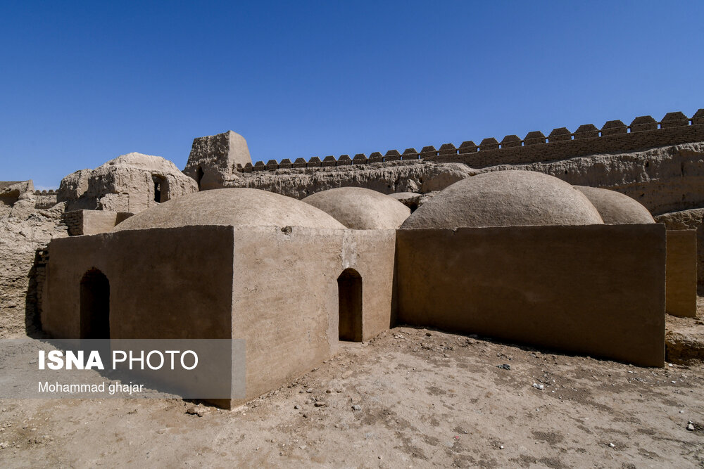 قلعه رستم در فاصله ۷۰ کیلومتری جاده اصلی زابل به زاهدان واقع شده است. این قلعه باشکوه که در منطقه حوض‌‌دار و کندرک بنا شده است مربوط به دوره سلجوقیان تا صوفیان است. اوج شکوفایی و رونق این قلعه را می‌توان به سلسله صفویان و زمان حکومت ملوک کیانی سیستانی نسبت داد. در اطراف این قلعه تاریخی چندین محوطه باستانی مربوط به دوره های پیش از اسلام کشف شده است.