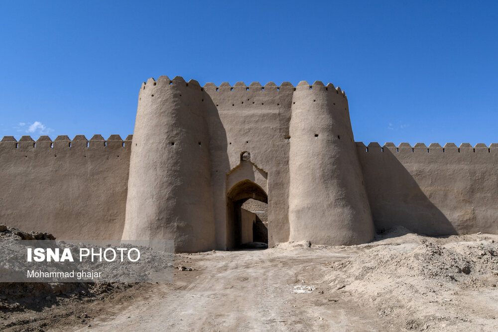 قلعه رستم در فاصله ۷۰ کیلومتری جاده اصلی زابل به زاهدان واقع شده است. این قلعه باشکوه که در منطقه حوض‌‌دار و کندرک بنا شده است مربوط به دوره سلجوقیان تا صوفیان است. اوج شکوفایی و رونق این قلعه را می‌توان به سلسله صفویان و زمان حکومت ملوک کیانی سیستانی نسبت داد. در اطراف این قلعه تاریخی چندین محوطه باستانی مربوط به دوره های پیش از اسلام کشف شده است.