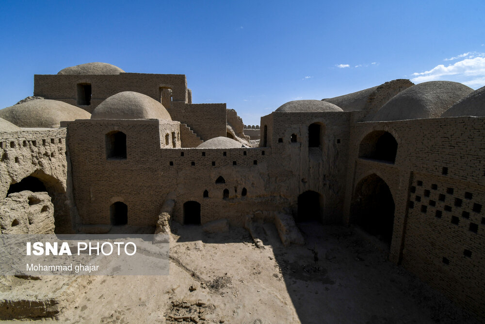 قلعه رستم در فاصله ۷۰ کیلومتری جاده اصلی زابل به زاهدان واقع شده است. این قلعه باشکوه که در منطقه حوض‌‌دار و کندرک بنا شده است مربوط به دوره سلجوقیان تا صوفیان است. اوج شکوفایی و رونق این قلعه را می‌توان به سلسله صفویان و زمان حکومت ملوک کیانی سیستانی نسبت داد. در اطراف این قلعه تاریخی چندین محوطه باستانی مربوط به دوره های پیش از اسلام کشف شده است.