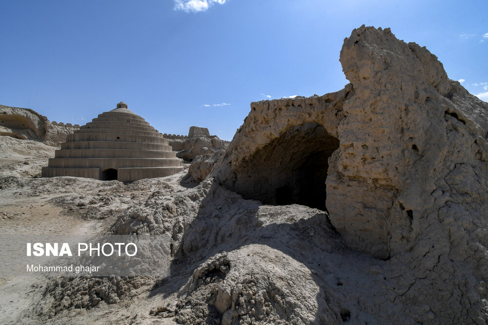 قلعه رستم در فاصله ۷۰ کیلومتری جاده اصلی زابل به زاهدان واقع شده است. این قلعه باشکوه که در منطقه حوض‌‌دار و کندرک بنا شده است مربوط به دوره سلجوقیان تا صوفیان است. اوج شکوفایی و رونق این قلعه را می‌توان به سلسله صفویان و زمان حکومت ملوک کیانی سیستانی نسبت داد. در اطراف این قلعه تاریخی چندین محوطه باستانی مربوط به دوره های پیش از اسلام کشف شده است.