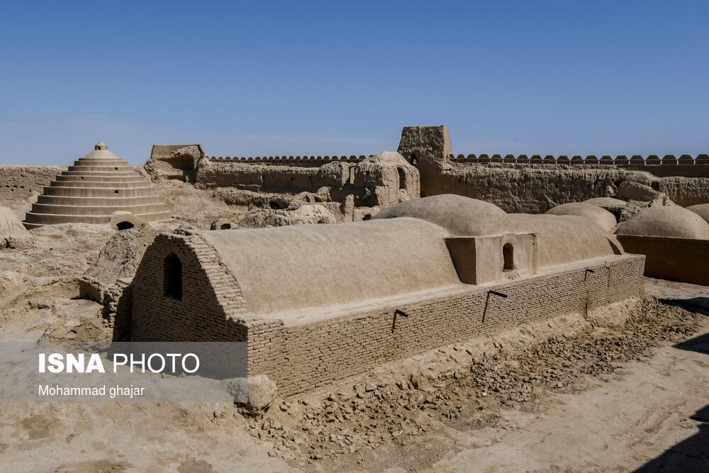 قلعه رستم در فاصله ۷۰ کیلومتری جاده اصلی زابل به زاهدان واقع شده است. این قلعه باشکوه که در منطقه حوض‌‌دار و کندرک بنا شده است مربوط به دوره سلجوقیان تا صوفیان است. اوج شکوفایی و رونق این قلعه را می‌توان به سلسله صفویان و زمان حکومت ملوک کیانی سیستانی نسبت داد. در اطراف این قلعه تاریخی چندین محوطه باستانی مربوط به دوره های پیش از اسلام کشف شده است.