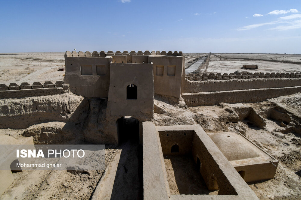 قلعه رستم در فاصله ۷۰ کیلومتری جاده اصلی زابل به زاهدان واقع شده است. این قلعه باشکوه که در منطقه حوض‌‌دار و کندرک بنا شده است مربوط به دوره سلجوقیان تا صوفیان است. اوج شکوفایی و رونق این قلعه را می‌توان به سلسله صفویان و زمان حکومت ملوک کیانی سیستانی نسبت داد. در اطراف این قلعه تاریخی چندین محوطه باستانی مربوط به دوره های پیش از اسلام کشف شده است.