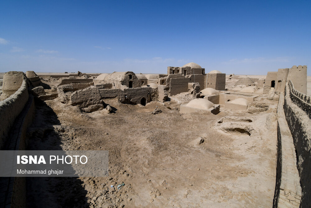 قلعه رستم در فاصله ۷۰ کیلومتری جاده اصلی زابل به زاهدان واقع شده است. این قلعه باشکوه که در منطقه حوض‌‌دار و کندرک بنا شده است مربوط به دوره سلجوقیان تا صوفیان است. اوج شکوفایی و رونق این قلعه را می‌توان به سلسله صفویان و زمان حکومت ملوک کیانی سیستانی نسبت داد. در اطراف این قلعه تاریخی چندین محوطه باستانی مربوط به دوره های پیش از اسلام کشف شده است.