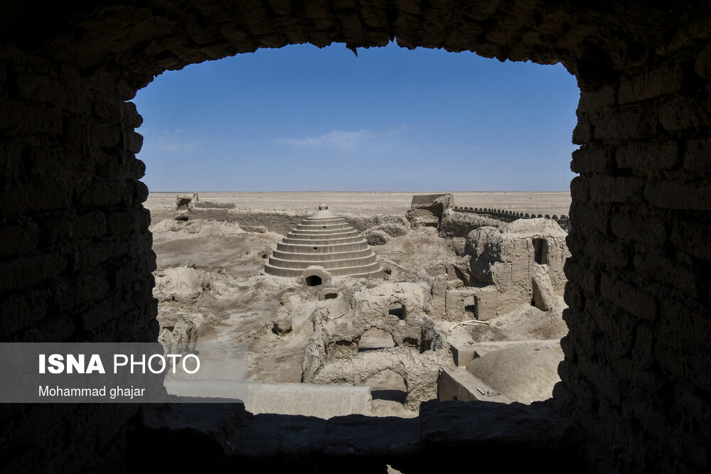 قلعه رستم در فاصله ۷۰ کیلومتری جاده اصلی زابل به زاهدان واقع شده است. این قلعه باشکوه که در منطقه حوض‌‌دار و کندرک بنا شده است مربوط به دوره سلجوقیان تا صوفیان است. اوج شکوفایی و رونق این قلعه را می‌توان به سلسله صفویان و زمان حکومت ملوک کیانی سیستانی نسبت داد. در اطراف این قلعه تاریخی چندین محوطه باستانی مربوط به دوره های پیش از اسلام کشف شده است.