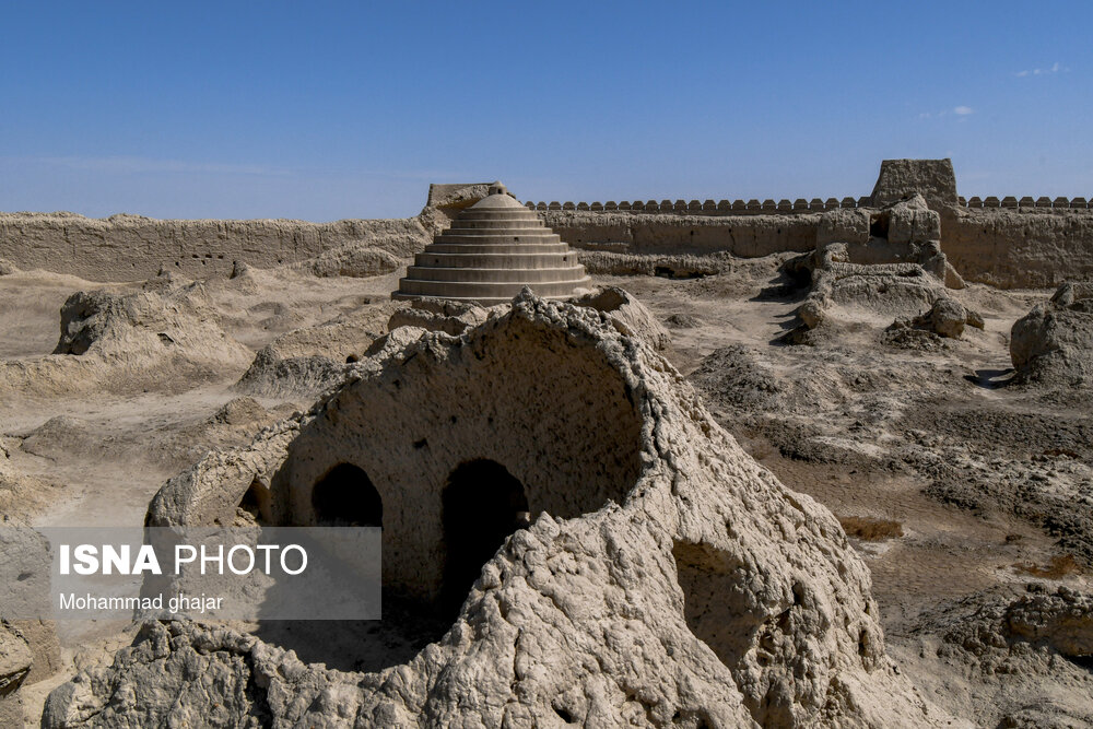 قلعه رستم در فاصله ۷۰ کیلومتری جاده اصلی زابل به زاهدان واقع شده است. این قلعه باشکوه که در منطقه حوض‌‌دار و کندرک بنا شده است مربوط به دوره سلجوقیان تا صوفیان است. اوج شکوفایی و رونق این قلعه را می‌توان به سلسله صفویان و زمان حکومت ملوک کیانی سیستانی نسبت داد. در اطراف این قلعه تاریخی چندین محوطه باستانی مربوط به دوره های پیش از اسلام کشف شده است.