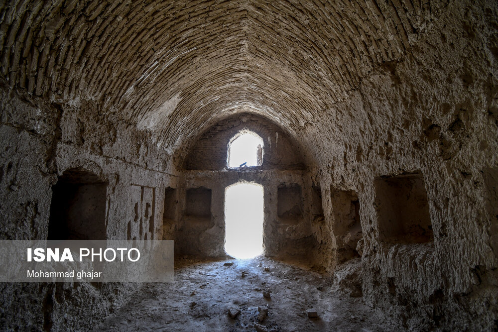 قلعه رستم در فاصله ۷۰ کیلومتری جاده اصلی زابل به زاهدان واقع شده است. این قلعه باشکوه که در منطقه حوض‌‌دار و کندرک بنا شده است مربوط به دوره سلجوقیان تا صوفیان است. اوج شکوفایی و رونق این قلعه را می‌توان به سلسله صفویان و زمان حکومت ملوک کیانی سیستانی نسبت داد. در اطراف این قلعه تاریخی چندین محوطه باستانی مربوط به دوره های پیش از اسلام کشف شده است.