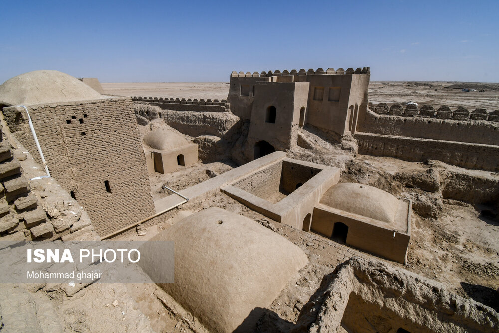 قلعه رستم در فاصله ۷۰ کیلومتری جاده اصلی زابل به زاهدان واقع شده است. این قلعه باشکوه که در منطقه حوض‌‌دار و کندرک بنا شده است مربوط به دوره سلجوقیان تا صوفیان است. اوج شکوفایی و رونق این قلعه را می‌توان به سلسله صفویان و زمان حکومت ملوک کیانی سیستانی نسبت داد. در اطراف این قلعه تاریخی چندین محوطه باستانی مربوط به دوره های پیش از اسلام کشف شده است.