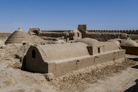 قلعه رستم در فاصله ۷۰ کیلومتری جاده اصلی زابل به زاهدان واقع شده است. این قلعه باشکوه که در منطقه حوض‌‌دار و کندرک بنا شده است مربوط به دوره سلجوقیان تا صوفیان است. اوج شکوفایی و رونق این قلعه را می‌توان به سلسله صفویان و زمان حکومت ملوک کیانی سیستانی نسبت داد. در اطراف این قلعه تاریخی چندین محوطه باستانی مربوط به دوره های پیش از اسلام کشف شده است.