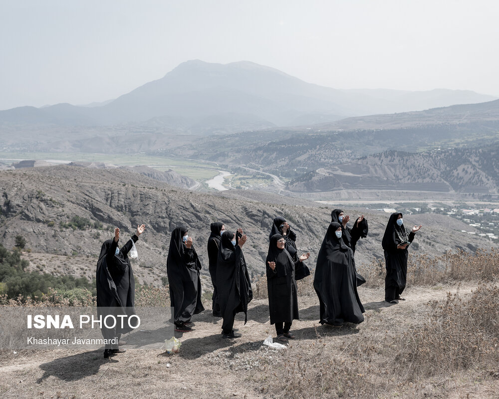 قبرستان روستا که محل برگزاری این مراسم است، در بالای تپه‌ای در جوار این روستا قرار دارد.