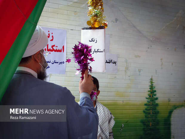 مراسم نواختن زنگ مبارزه با استکبار جهانی در دشتی بوشهر