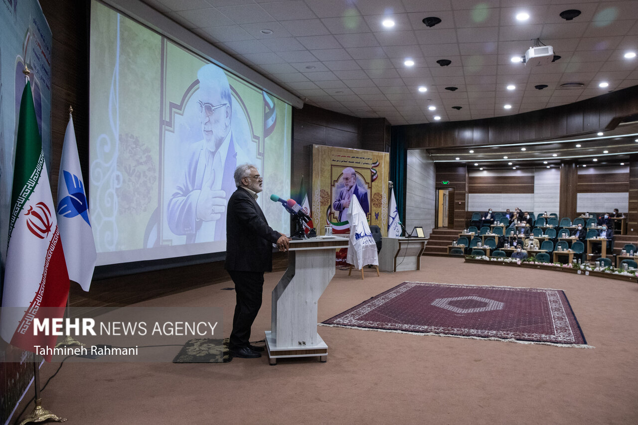 محمد مهدی تهرانچی، رییس دانشگاه آزاد اسلامی در مراسم بزرگداشت علمی شهید هسته ای محسن فخری زاده و رونمایی از کتاب" فلسفه اسلامی و فیزیک" سخنرانی می کند