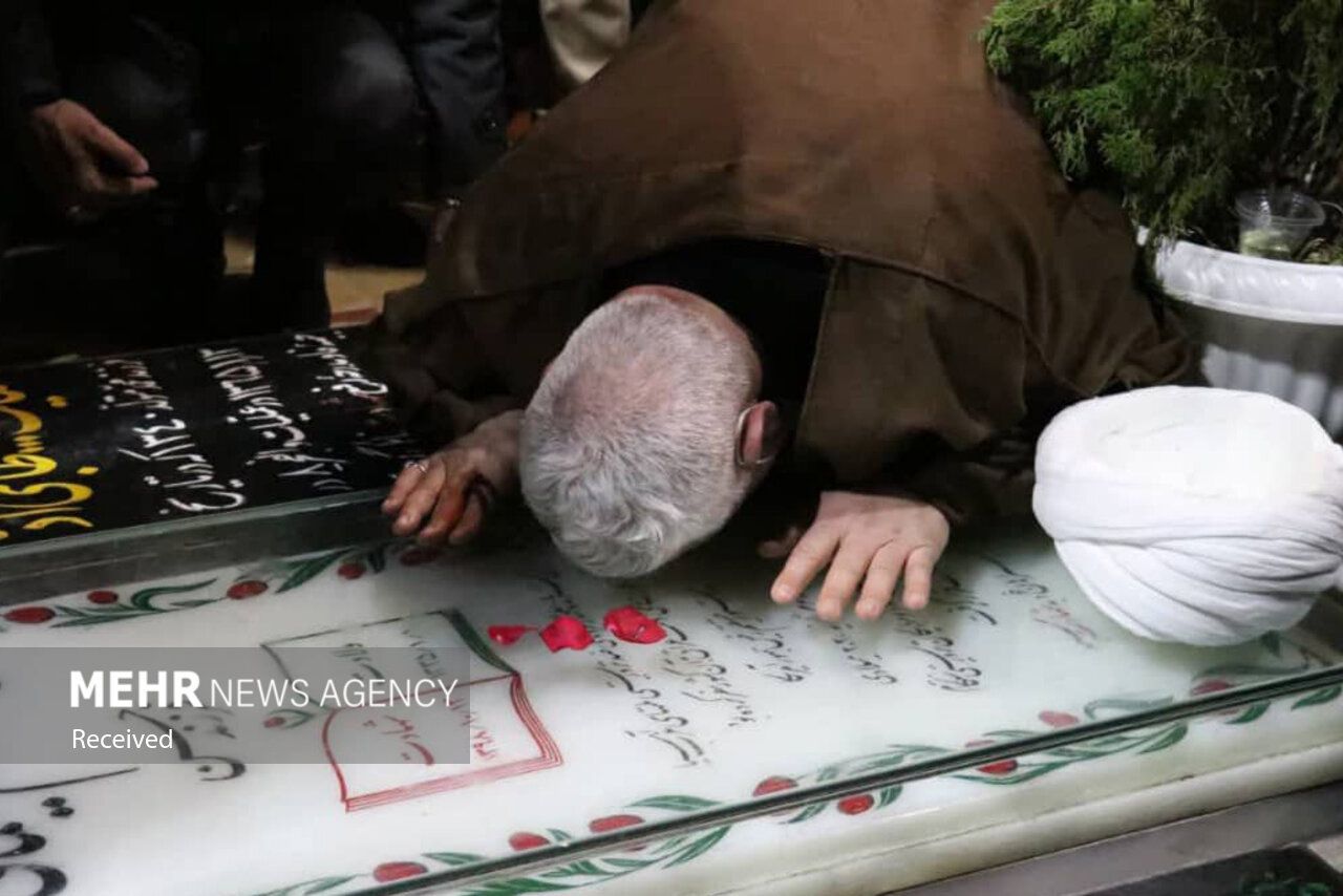 حضور اهالی بصره در گلزار شهدا کرمان و زیارت مرقد شهید سلیمانی