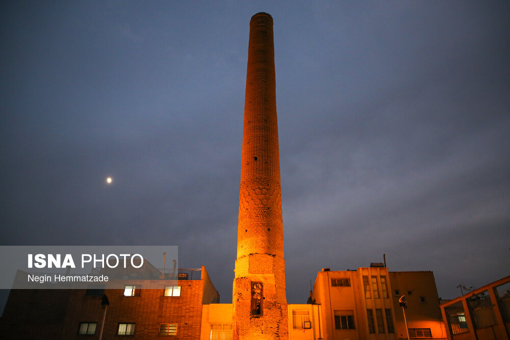 در معماری ایرانی مناره‌ها از سازه‌های هستند که در دوره‌های مختلف تاریخی از آن‌ها به عنوان برج آتش یا برج نشانه یا راهنما برای راهنمایی کاروان‌ها در مسیر جاده‌ها و نشان دادن مکان‌های اصلی بافت شهری یا حتی به عنوان محل خبررسانی یا اذان گویی استفاده می‌شده است.