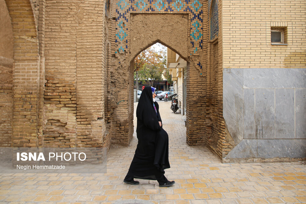 عبور و مرور وسایل نقلیه در کمترین فاصله با "مناره‌های دارالضیافه" و همچنین بی‌توجه به نم کشیدگی پایه‌های مناره‌ها خطر فروریختن آن را تقویت می‌کند.