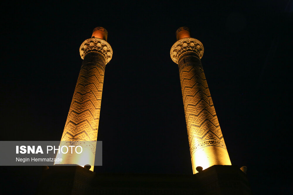 مناره در لغت به‌معنای نشانی است که در راه از سنگ و خشت بر پا می‌کنند و به‌معنای چراغ پایه نیز به کار می‌رود. در گذشته برای هدایت مسافران، چراغی روی مناره روشن می‌کردند. همچنین از مناره به‌عنوان محلی برای گفتن اذان استفاده می‌شد و نمادی برای پیروزی نیز به شمار می‌رفت.