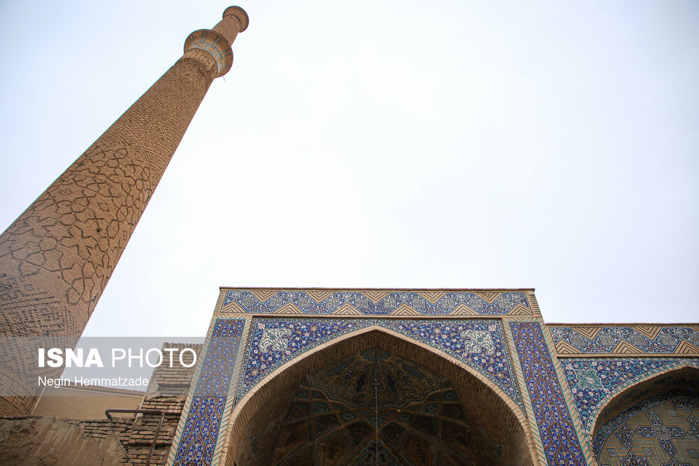 "مناره مسجد علی" پنج کتیبه دارد که سه کتیبه آن از پایین به بالا به خط کوفی با کاشی فیروزه‌ای بر زمینه آجری با کلمات مذهبی تزیین شده است.
و کتیبه چهارم به خط بنایی گچی و  همچنین کتیبه پنجم به خط بنایی آجری بر زمینه گچی  است.