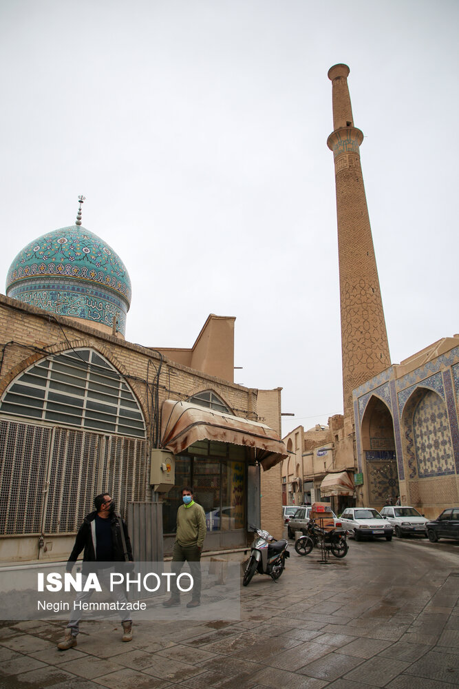 "مناره سلجوقی مسجد علی" به ارتفاع حدود ۴۸ متر، در کنار گنبد قرار گرفته و از شکیل‌ترین مناره‌های دوره سلجوقی است که با تزیینات آجرکاری و کتیبه‌های متعدد مزین شده است.