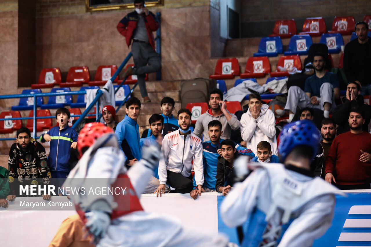ورزشکاران سایر تیم ها در لیگ برتر تکواندو در حال مشاهده مسابقات هستند