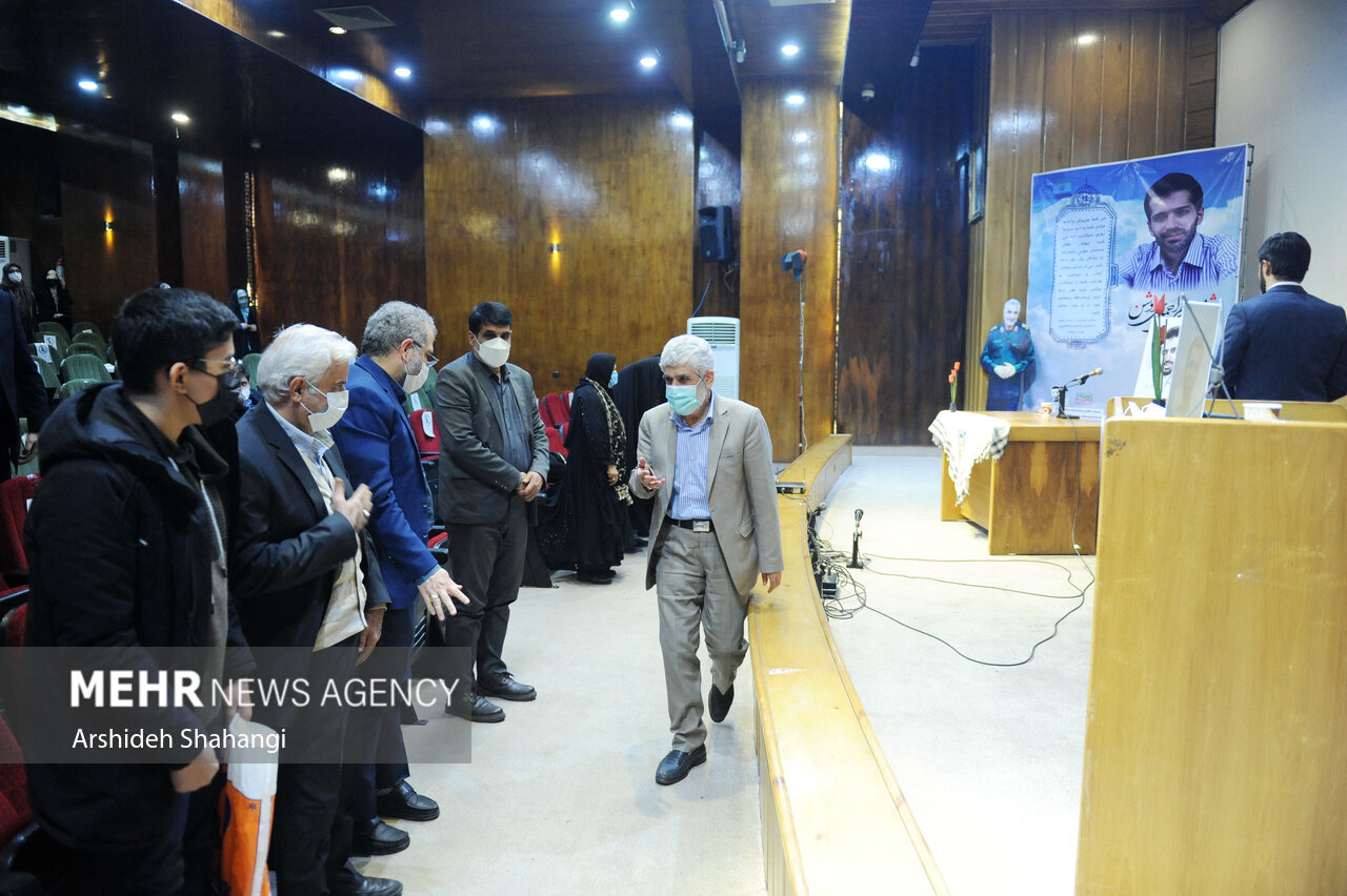 پدر شهید احمدی روشن برای سخنرانی در مراسم بزرگداشت شهید احمدی روشن دعوت می شود