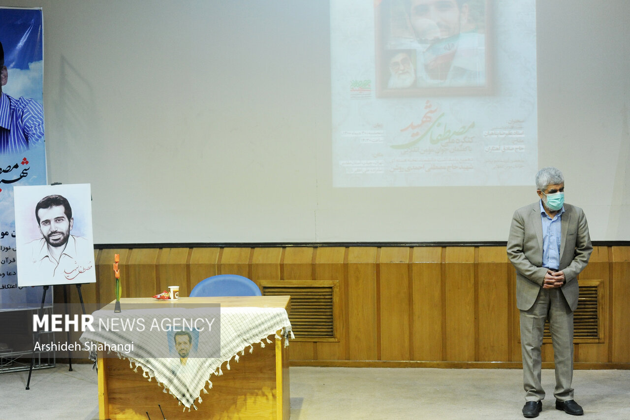 پدر شهید احمدی روشن در مراسم بزرگداشت شهید احمدی روشن حضور دارد