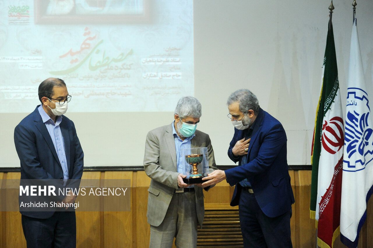در مراسم بزرگداشت شهید احمدی روشن از پدر شهید احمدی روشن تقدیر می شود