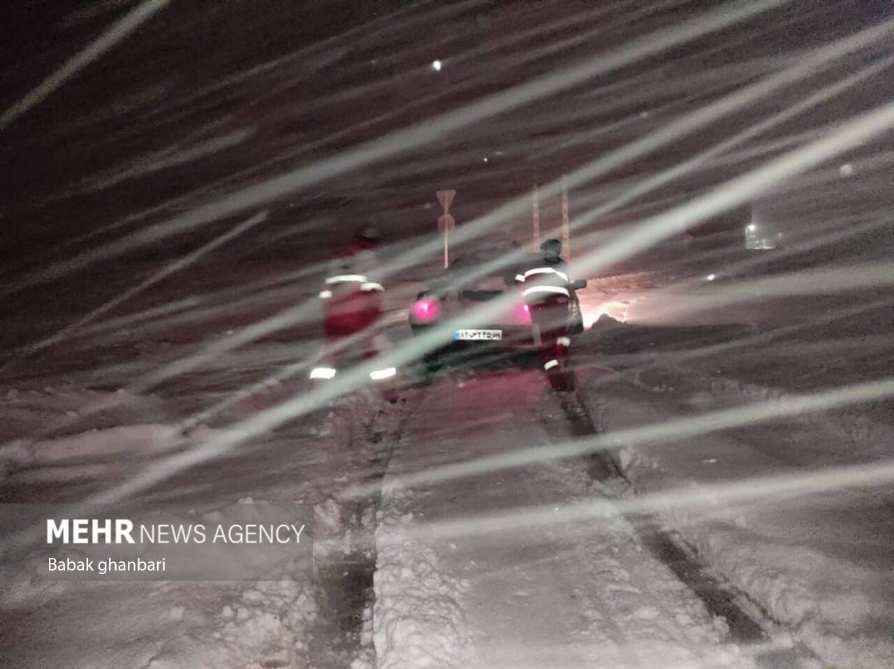 تلاش امدادگران هلال احمر برای نجات مسافران گرفتار در برف