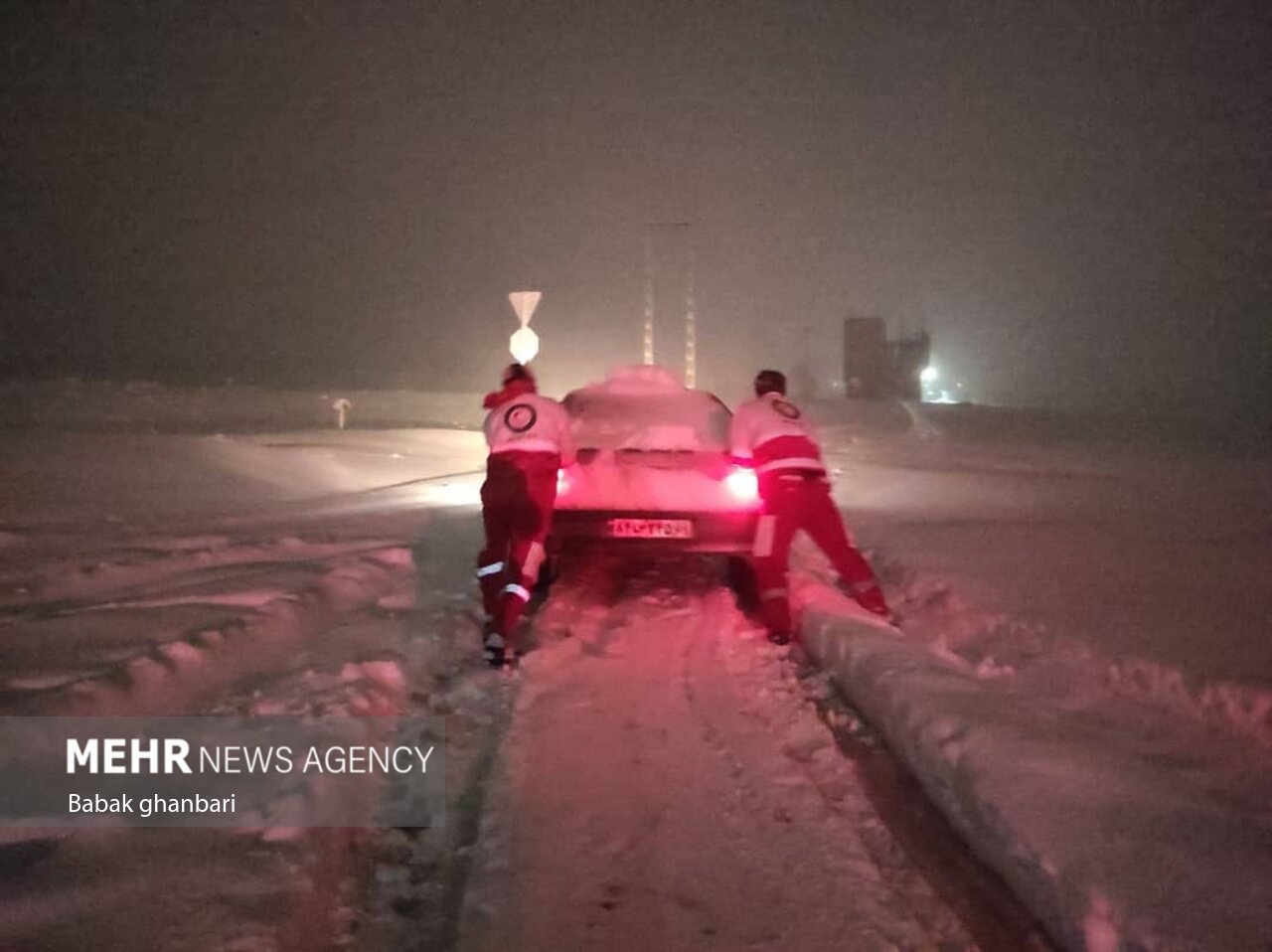 تلاش امدادگران هلال احمر برای نجات مسافران گرفتار در برف