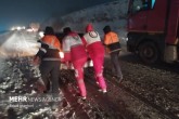 تصاویر / تلاش امدادگران هلال احمر برای نجات مسافران گرفتار در برف