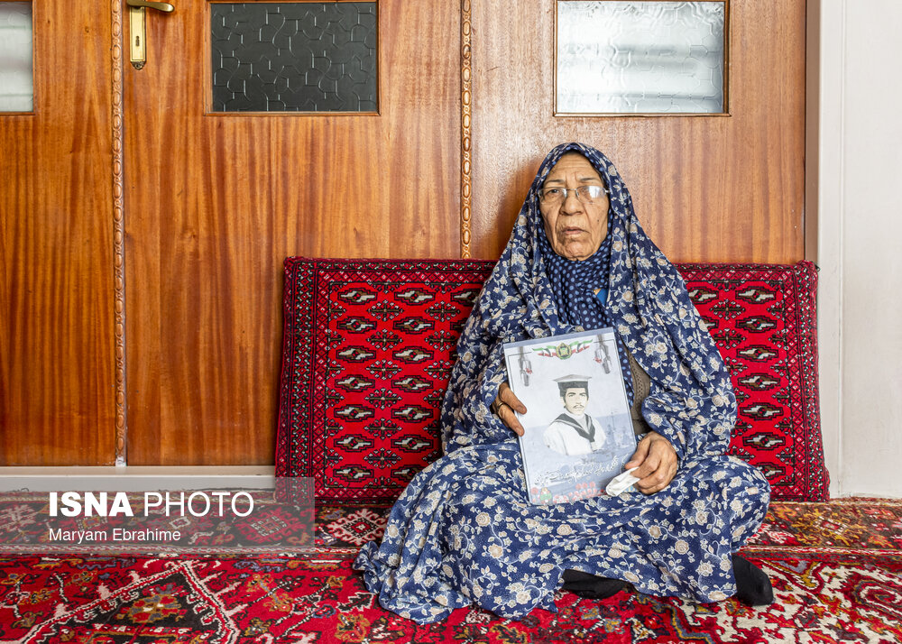 مادر شهید کریم بهپور می گوید، گوش به زنگ هر تماسی از فرزندش بود. کارش آن روزها شده بود انتظار برای یک زنگ. می‌ترسید مبادا سیم‌های خطوط دریایی قطع شود و خبری از کریم به او نرسد.