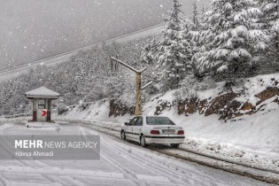 بارش شدید برف در محورهای استان سمنان/ شاهرود_رامیان مسدود است