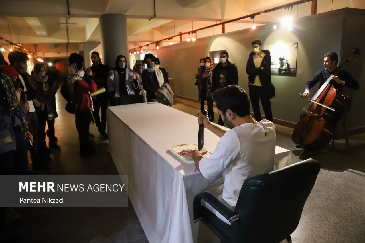 نمایشگاه آثار راه یافته به چهاردهمین جشنواره هنرهای تجسمی فجر عصر جمعه در فرهنگستان هنر گشایش یافت